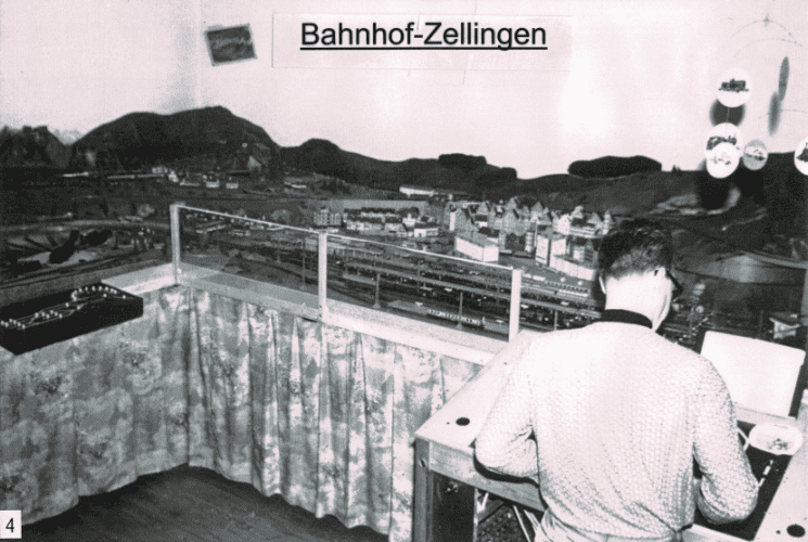 Schwarzweißfoto: Ein Clubmitglied am Stellpult vor dem Bahnhof Zellingen der frühen Anlage